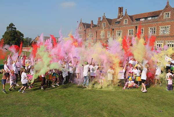 Messy Colour Dash raises £1000 for EACH and Tom’s Trust